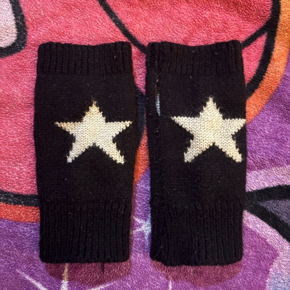 leaving posh sale 💲 black and white y2k star fingerless gloves/handwarmers
